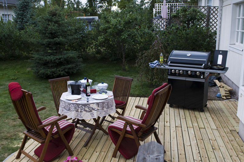 Terassi 32.jpg - Harjakaiset! Lihaa ja vihanneksia grillissä ja viiniä pöydässä!